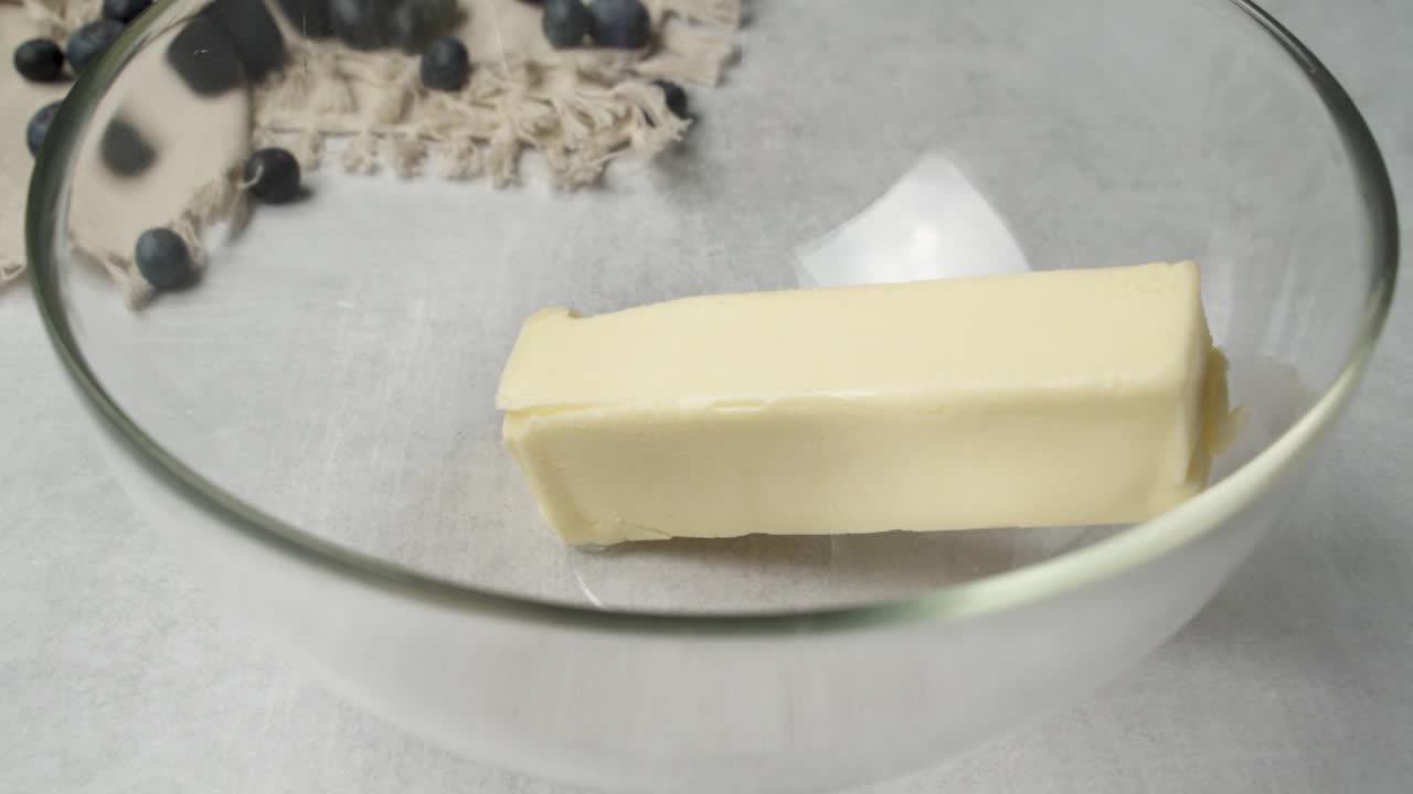 Primer plano de una barra de mantequilla derritiéndose durante el proceso de horneado