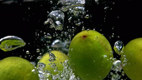 limas salpicando en el agua
