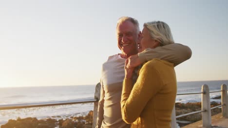pareja de ancianos abrazándose a lo largo de la playa