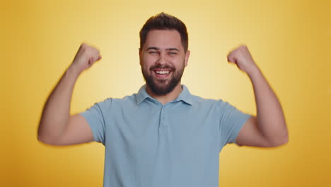 hombre caucásico haciendo la cuenta atrás para las vacaciones celebración de cumpleaños, ganar el premio mayor de la lotería, buenas noticias