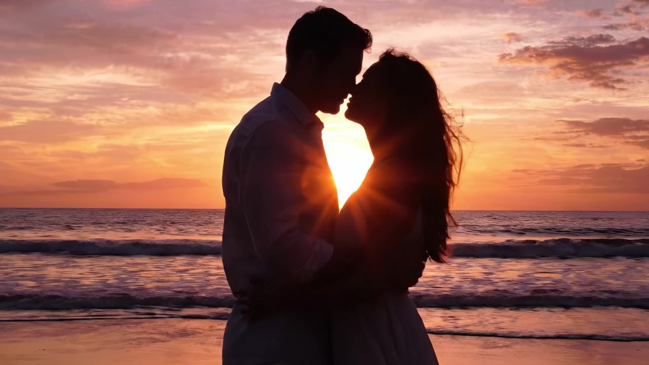 Un abbraccio romantico al tramonto: che cattura la connessione intima tra due innamorati mentre condividono un momento tenero su una spiaggia serena al crepuscolo.