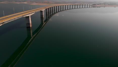 Toma-De-Revelación-Aérea-Del-Puente-Del-Lago-Largo-Con