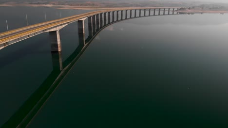 toma de revelación aérea del puente del lago largo con