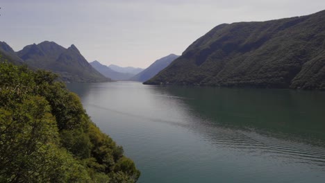 Lago-Di-Lugano-Durante-Un-Día-Soleado-De-Verano