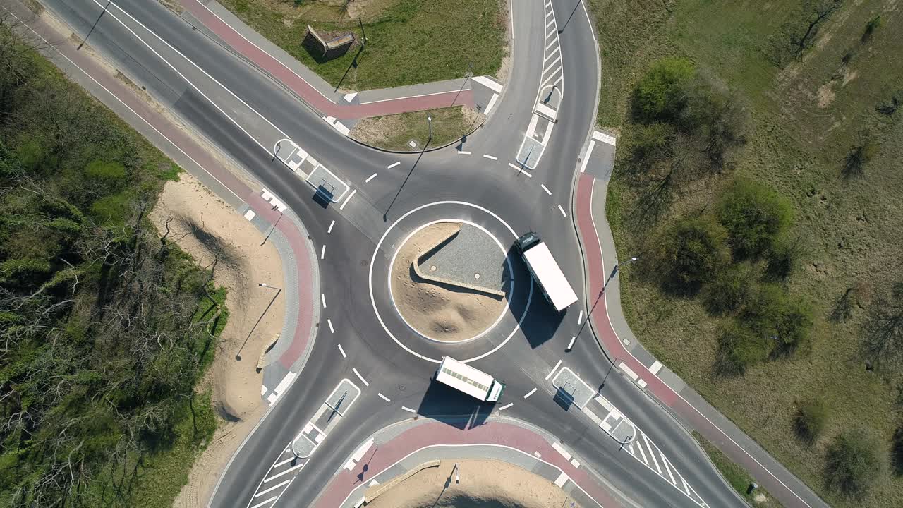 vista aérea de un círculo de tráfico