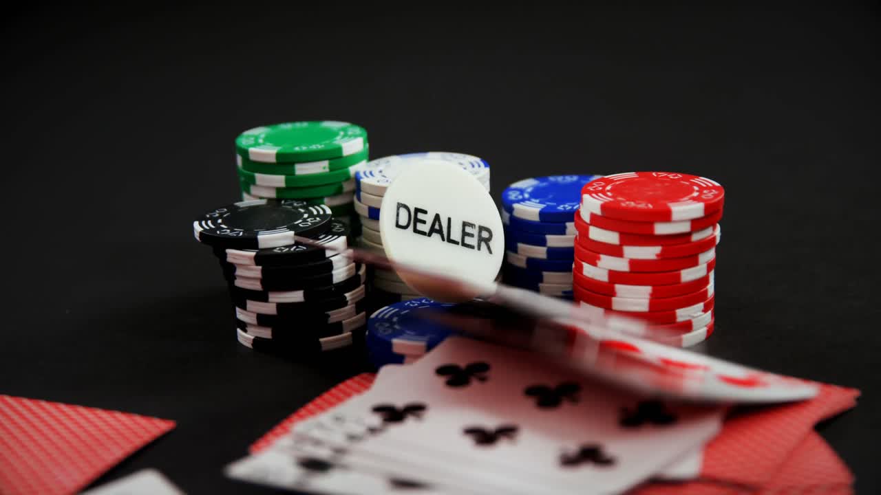 cartas de juego y fichas de casino en la mesa de póquer 4k