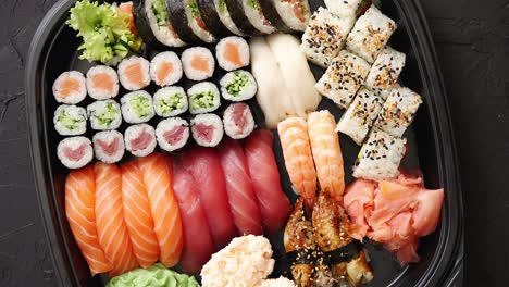 Varios-Tipos-De-Sushi-En-Un-Plato-O-Set-De-Platos