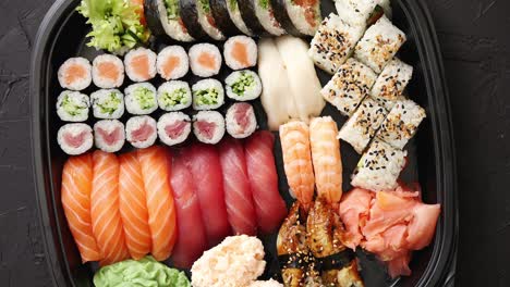 varios tipos de sushi en plato o plato