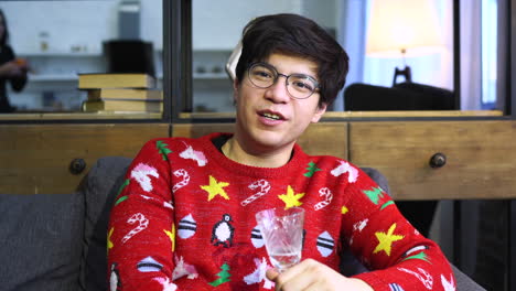 hombre en suéter de navidad con bebida