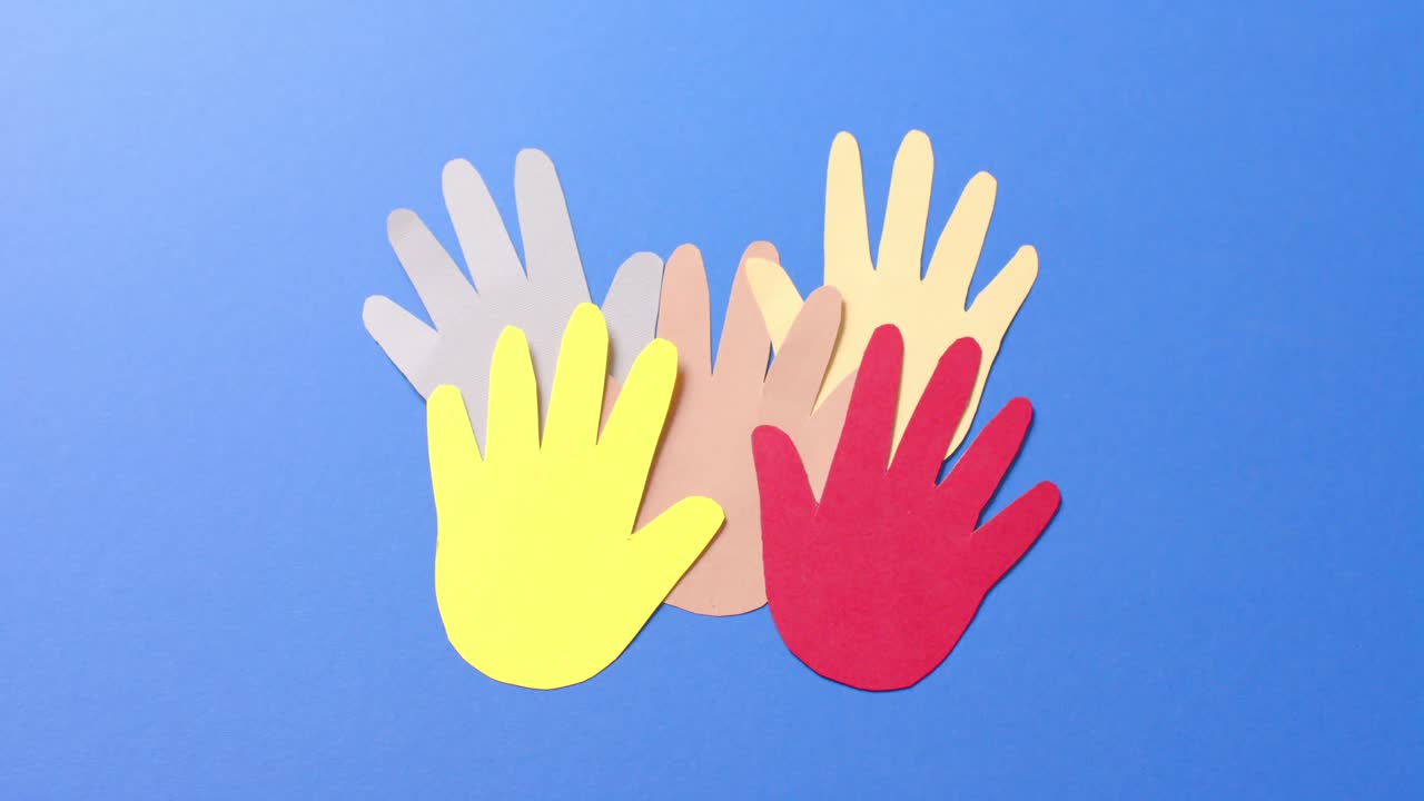 cerca de las manos juntas hechas de papel de colores sobre fondo azul con espacio para copiar