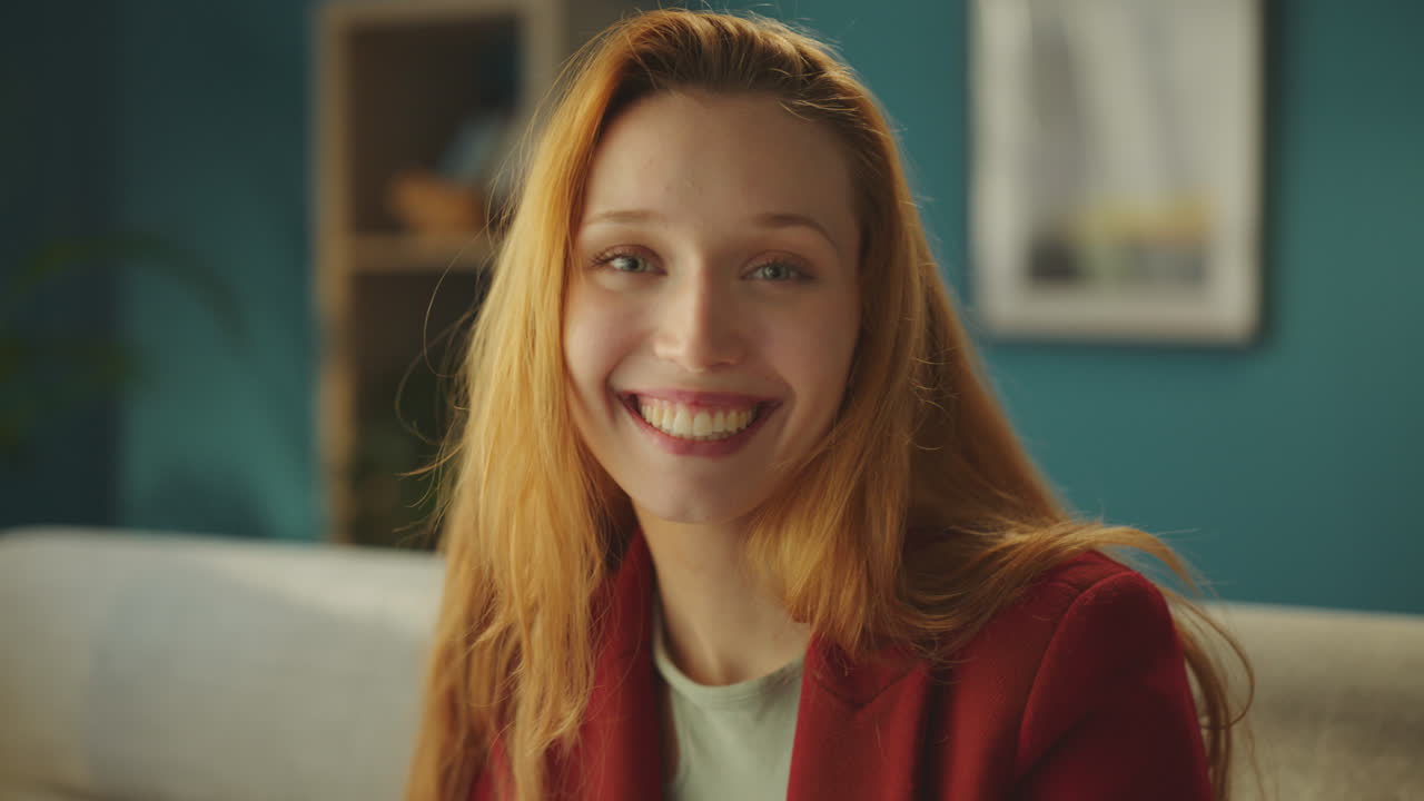 미소 짓는 여성의 초상화 카메라를 보십시오