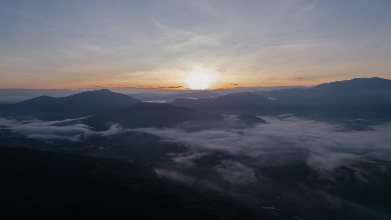 hiperlapso al amanecer sobre las montañas en curiti colombia