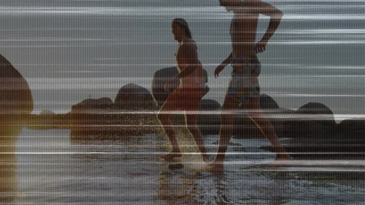 Des amis courant et éclaboussant l'eau sur une plage au coucher du soleil, affichant un graphique de santé animé et des icônes.
