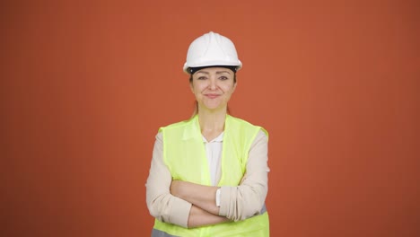 la ingeniera cruza los brazos y se ríe de la cámara.