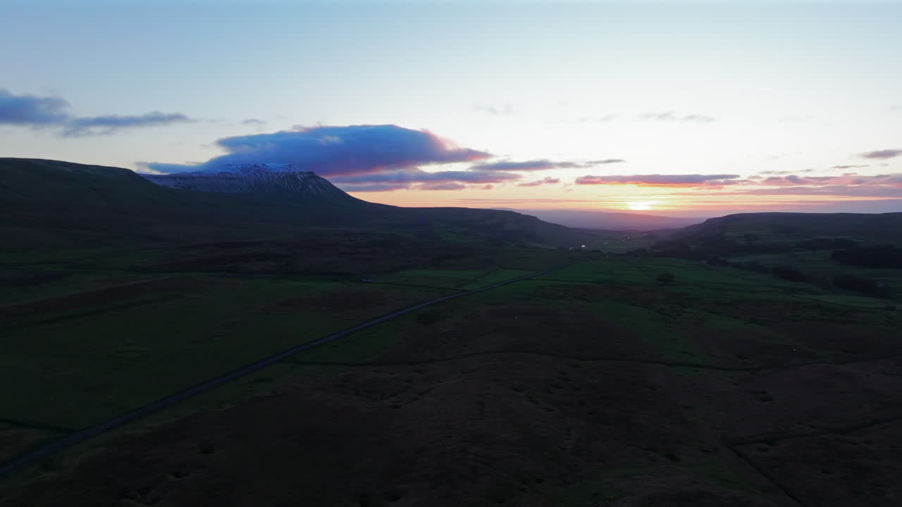 estableciendo una toma de avión no tripulado de yorkshire dales y ingleborough al atardecer
