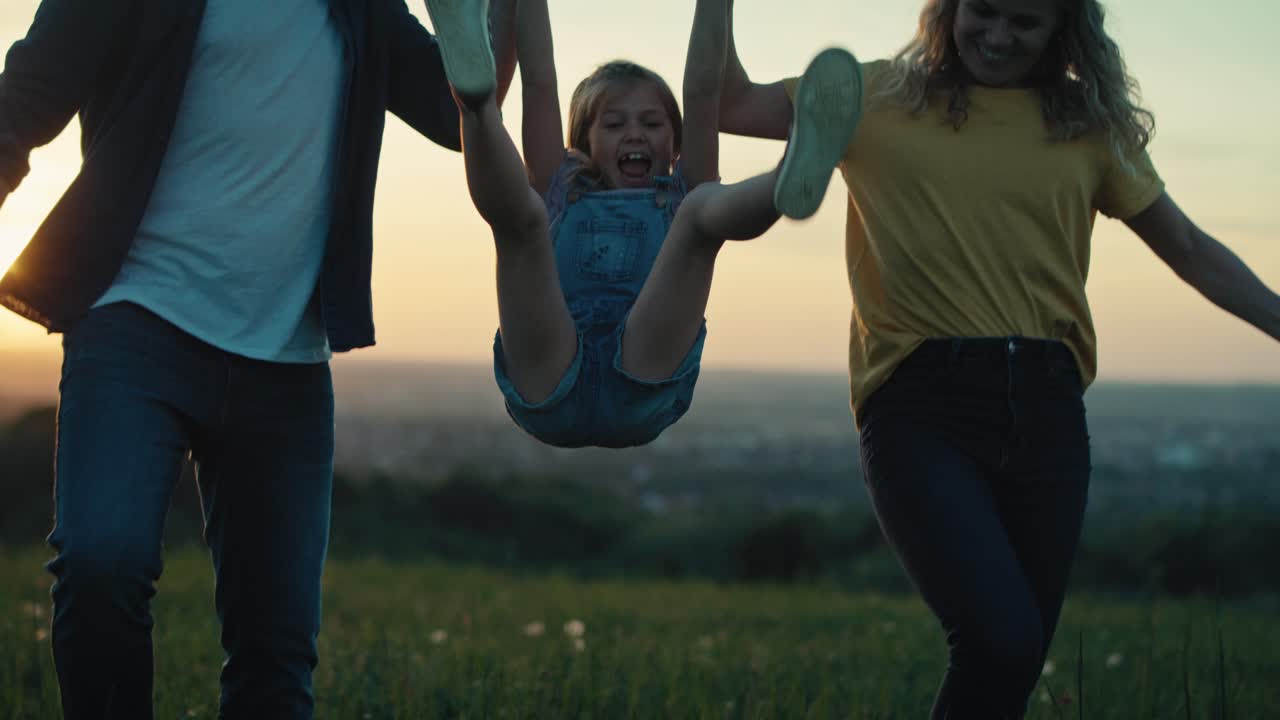 padres con hijos caminando por el prado en un día de verano.