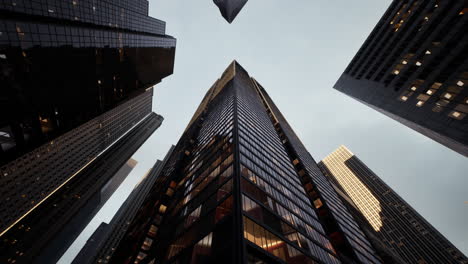 Buscando-Rascacielos-De-Manhattan-Con-Cielos