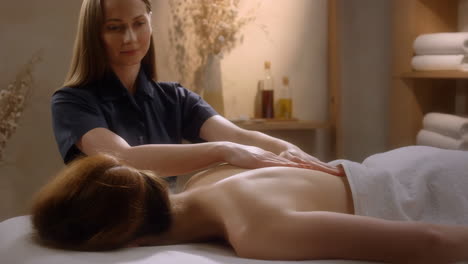 mujer recibiendo un masaje de espalda