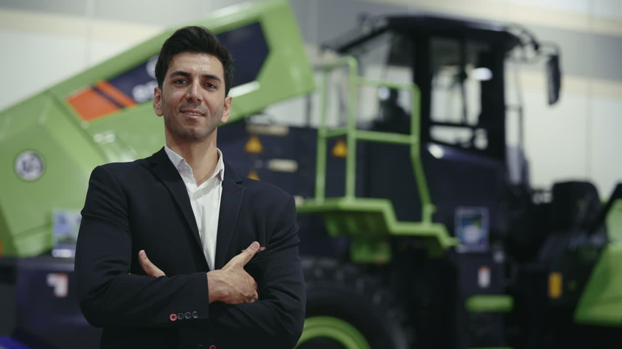 Uomo d'affari a una fiera agricola.