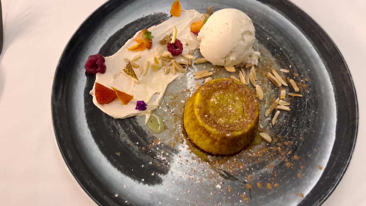 여름 오후 에 아이스크림 과 과일 이 들어 있는 작은 케이토 를 포함 한 맛있는 디저트 의 탑 뷰