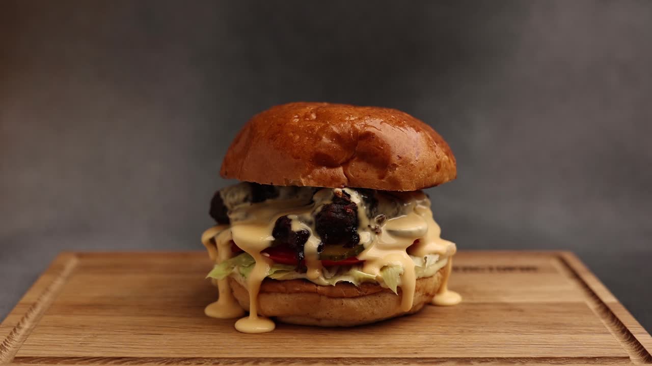 se está preparando una deliciosa hamburguesa gourmet.