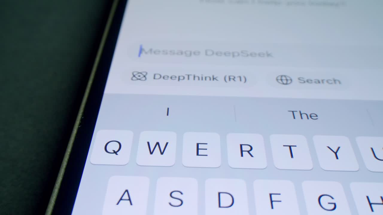 携帯電話のインタフェースに deepseek と deepthink アプリが表示されています