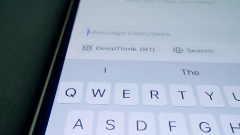 interfaz de teléfono móvil que muestra la aplicación deepseek y deepthink