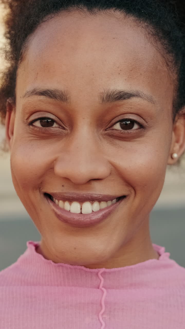 Jovem negra e feliz sorrindo na cidade