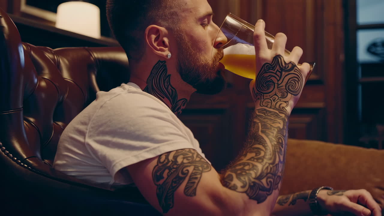 Uomo che beve birra in un pub