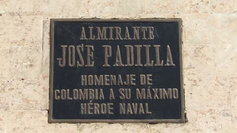 placa conmemorativa de la estatua del almirante jose padilla frente al edificio colonial blanco en cartagena, colombia