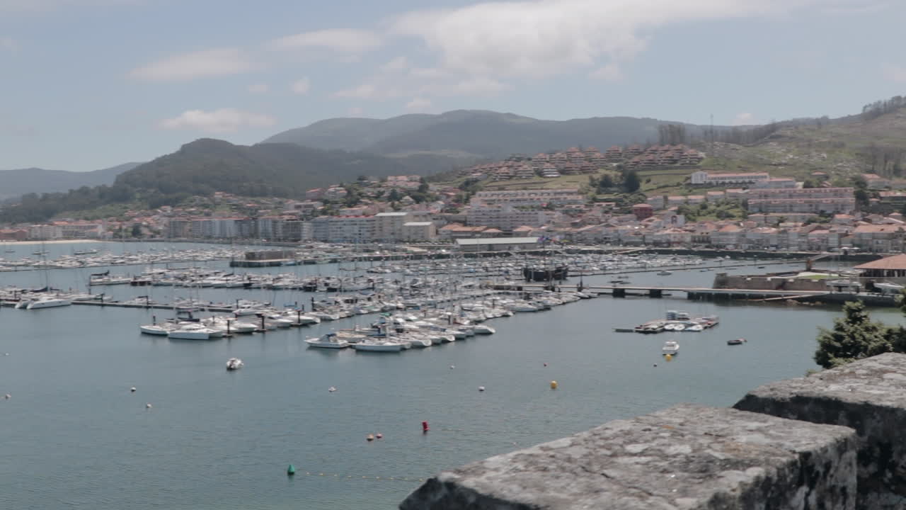 vistas al puerto deportivo de baiona desde el fuerte de monterreal