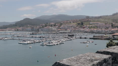 Vistas-Al-Puerto-Deportivo-De-Baiona-Desde-El-Fuerte-De-Monterreal