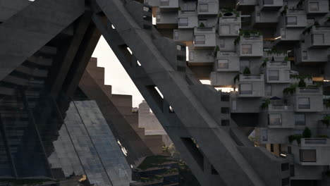 futuristische stadtarchitektur mit betonwolkenkratzern