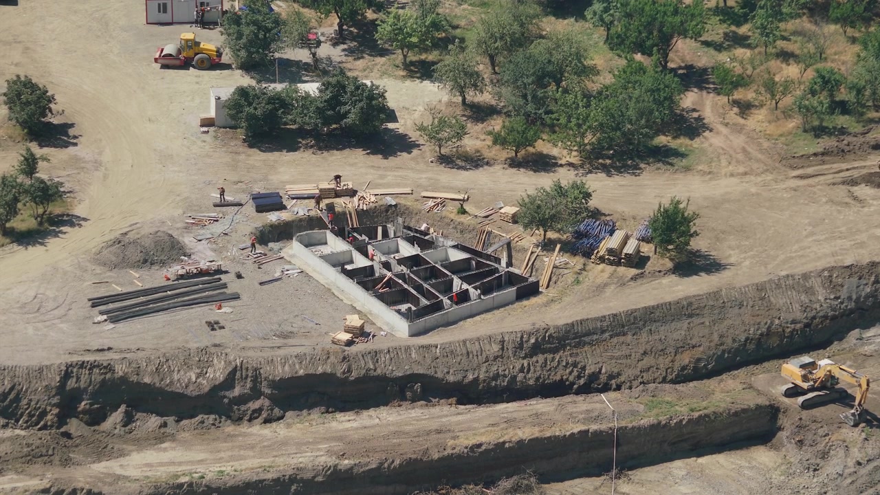 Vue aérienne d'un chantier de construction avec des ouvriers et des fondations