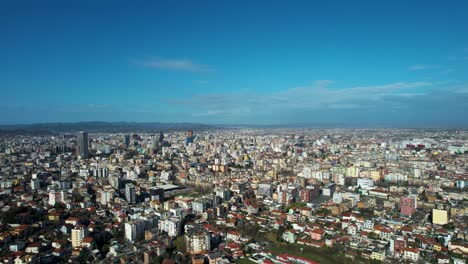 Majestad-Del-Paisaje-Urbano:-El-Horizonte-De-Tirana-En-Una-Vista-Panorámica-Completa,-Que-Muestra-El-Tejido-Urbano-Y-El-Brillo-Arquitectónico-De-La-Capital.