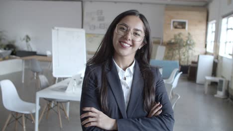 una joven mujer de negocios alegre sonriendo a la cámara