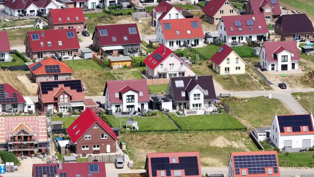 Luftfoto af et nyt boligområde med solpaneler.