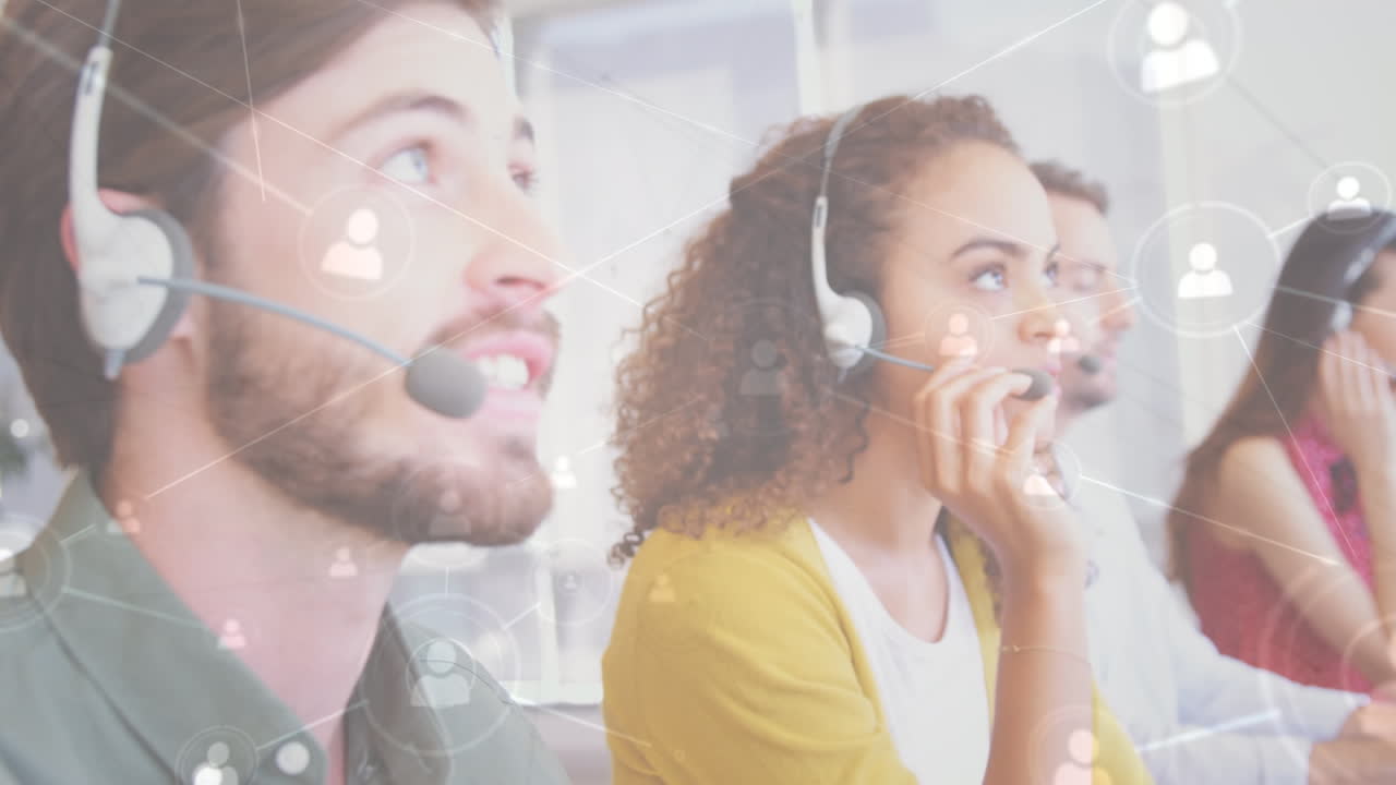 animación de la red de iconos de perfil sobre diversos ejecutivos de atención al cliente masculinos y femeninos que trabajan