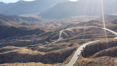 Toma-Panorámica-De-Automóviles-Que-Viajan-Por-Una-Sinuosa-Carretera-De-Montaña.