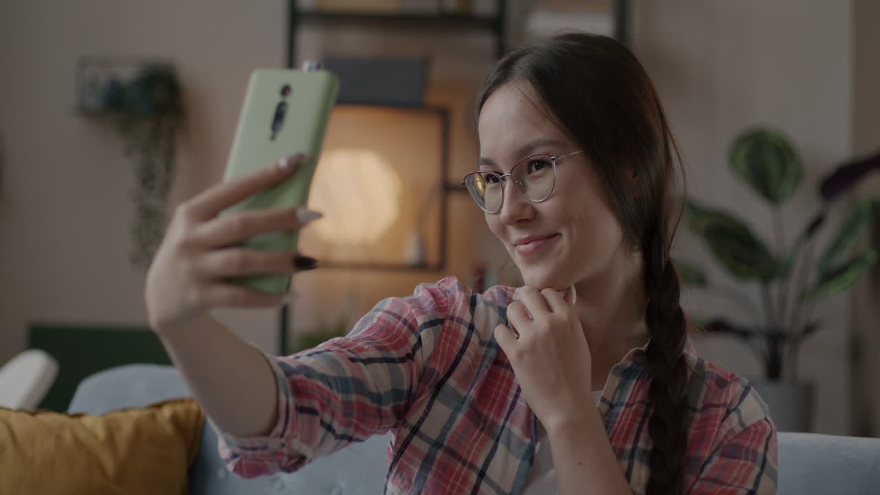 una mujer joven tomando una selfie.