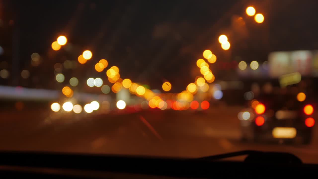 야간 도로 자동차 불빛이 흐릿합니다.