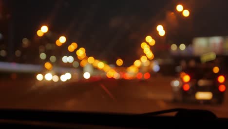 las luces de los automóviles nocturnos son borrosas