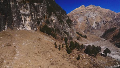 Aufnahmen-Von-Lahaul,-Spiti-Valley,-Die-Die-Weinroten-Farben-Der-Gefrorenen-Berge-Des-Himalaya-Zeigen