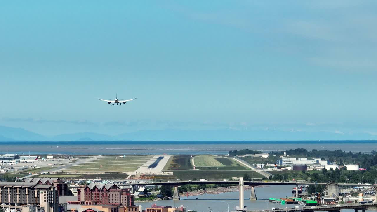 캐나다 밴쿠버 국제 공항 yvr에 도착하는 비행기의 후면 보기