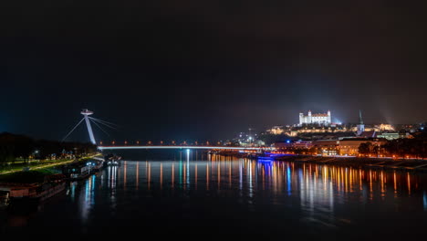 Nacht-In-Bratislava:-Burg,-Brücke,-Fluss