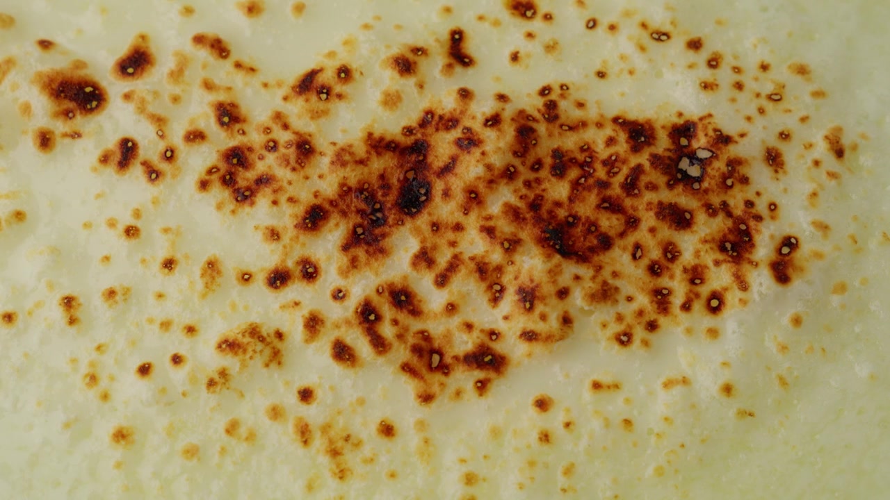 Detailní záběr, mozzarella sýr při přípravě italské kuchyně, přechod z mokrého do suchého stavu