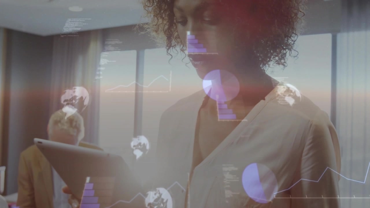 Eine Frau tippt auf ein Tablet, wodurch Diagramme und Globus-Symbole eingeblendet werden, während ein Team einen Laptop zur Überprüfung konsultiert.