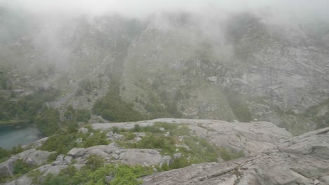 Vista-General-De-La-Naturaleza-Prístina-En-Un-Valle-Nublado