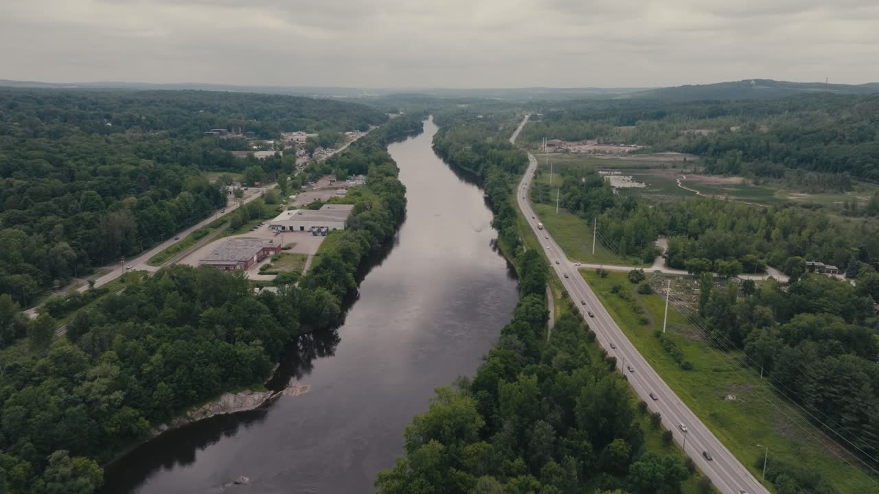 캐나다 셔브룩 교외 지역의 마고그 강 위를 날아다니는 - 드론 촬영