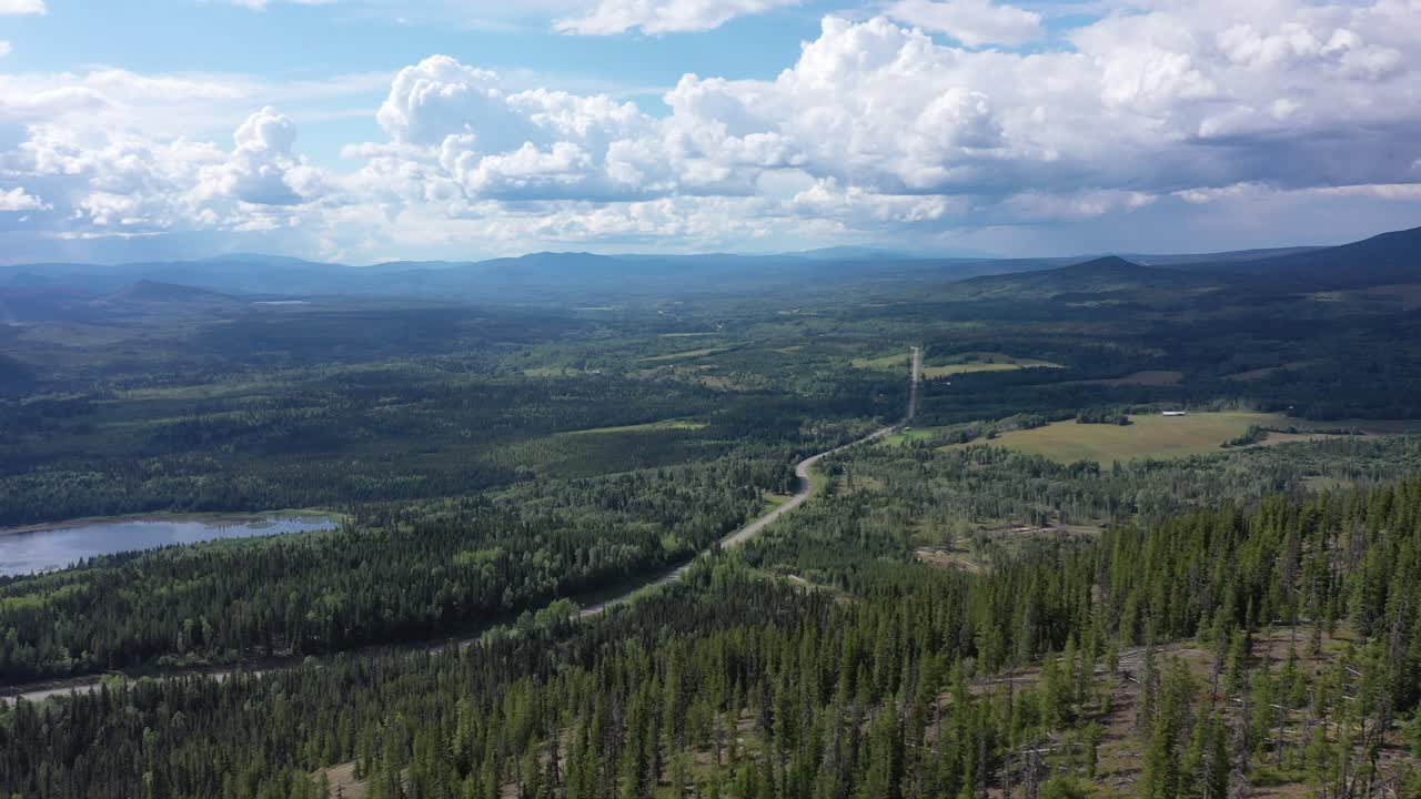 desvelado el paisaje canadiense: la autopista yellowhead 16 bordeada de bosques y vistas a las montañas